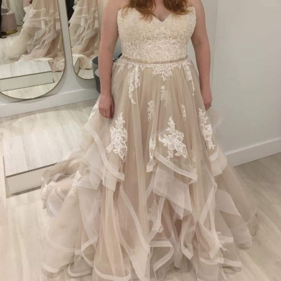 Stunning wedding dress - Picture 3 of 7